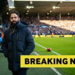 Fanúšik Manchestru United zdvíha pred zápasom Premier League medzi Burnley a Manchestrom United na Turf Moor znamenie s poďakovaním Rubenovi Amorimovi...