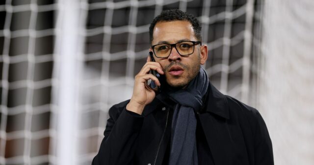 Liam Rosenior, manažér Chelsea, sleduje zápas Premier League medzi Fulhamom a Chelsea v Craven Cottage 7. januára 2026 v Londýne, Anglicko.