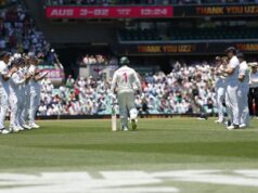 Usman Khawaja dostal čestnú stráž Anglicka pred emocionálnymi poslednými zmenami v 5. teste Ashes 2025-26 (sledovať) Usman Khawaja dostal čestnú stráž Anglicka pred emocionálnymi poslednými zmenami v 5. teste Ashes 2025-26 (sledovať)