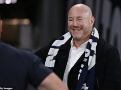 ‚Už to nebude horšie‘: Manželka priateľov Luka Sayersa prehovorí, keď ho žaluje kvôli oplzlému vyšetrovaniu fotografií: SEB COSTELLO má celý príbeh o podguráženom šéfovi AFL – a výkonnej riaditeľke, ktorá čelí ťažkým otázkam „Žaluje ťa tvoja pani? Oveľa horšie to nebude,“ povedal mi dnes ráno pri káve jeden bývalý hráč AFL o právnej dráme Luka Sayersa. (Pán Sayers je videný v apríli 2024)