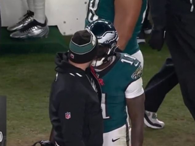 Úžasný moment hviezda Eagles sa stretla s hlavným trénerom Nickom Široký prijímač Philadelphia Eagles AJ Brown stratil chladnokrvnosť a postavil sa proti Nickovi Siriannimu