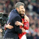 Michael Carrick sa v záverečnom hvizde objíma s Matheusom Cunhom, ktorý hral ako náhradník.