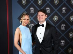 VEĽMI nešťastné meno dostihového koňa Lachieho Nealea sa vynorí, keď futbalová hviezda získa vzácne víťazstvo uprostred svojho manželského škandálu Lachie Neale získal vzácne víťazstvo po tom, čo strávil týždne v centre silných špekulácií o rozpade jeho manželstva s manželkou Jules (na spoločnom obrázku)