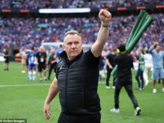 VNÚTRI EFL: Micky Mellon o privedení Oldhama späť z futbalovej priepasti, o tom, ako zvládol podpísanie zmluvy so svojím synom, o prestupových plánoch Latics tento rok v januári a o jeho konečnom cieli pre klub Micky Mellon priviedol Oldham späť do futbalovej ligy víťazstvom 3:2 proti Southend United v minuloročnom finále play-off.