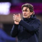 Vedenie Tottenhamu musí ísť zo starej školy a verejne podporiť Thomasa Franka, inak zníži svoje straty