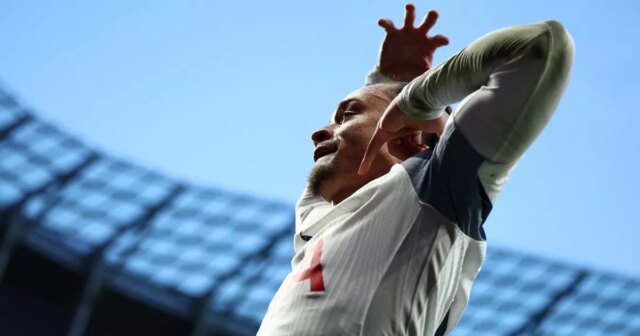 Veľké zmeny v strede poľa pre Spurs - Tím Tottenhamu Xavi Simons oslavuje svoj prvý gól Spurs počas zápasu Premier League medzi Tottenhamom Hotspur a Brentfordom.