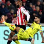 Igora Thiaga z Brentfordu vyzýva Cristian Romero z Tottenhamu Hotspur