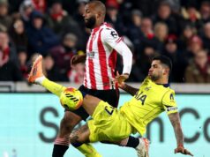 Verdikt za červenú kartu Cristiana Romera padol po šťastnom úniku Tottenhamu v súboji o Brentford Igora Thiaga z Brentfordu vyzýva Cristian Romero z Tottenhamu Hotspur