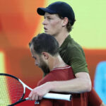 Jannik Sinner utešuje Huga Gastona po jeho odchode do dôchodku v zápase prvého kola