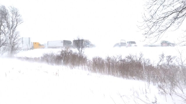 Video: Viac ako 100 vozidiel zapojených do pile-upu počas snehovej búrky v USA
