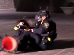 Video ukazuje moment, keď je demonštrant proti ľadu zastrelený do tváre projektilom | POLÍCIA Video ukazuje moment, keď je demonštrant proti ľadu zastrelený do tváre projektilom | POLÍCIA