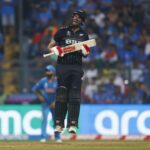 Virat Kohli daruje svoj podpísaný dres Darylovi Mitchellovi v potešujúcom momente po 3. ODI IND vs NZ 2026 (sledovať)