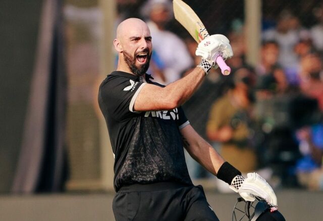 Daryl Mitchell po jeho tone objíma Glenna Phillipsa. (Poďakovanie: Black Caps X)