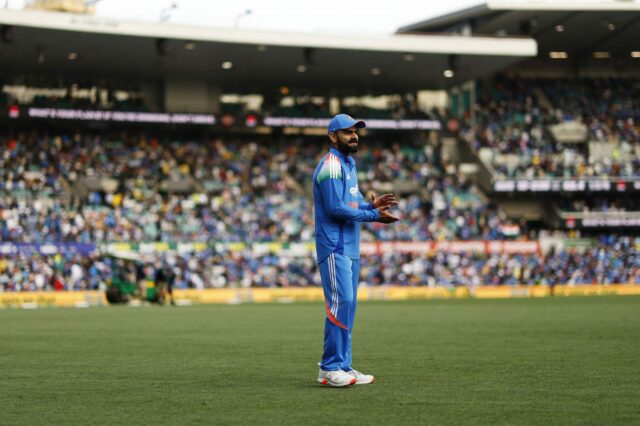 Virat Kohli oslavuje zaujímavým spôsobom po páde Glenna Phillipsa v Virat Kohli oslavuje zaujímavým spôsobom po páde Glenna Phillipsa v IND vs NZ 2026 1. ODI (na obrázku)