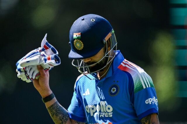 Virat Kohli zahynie krátko po tom, čo sa počas IND Virat Kohli zahynie krátko po tom, čo sa počas IND vs NZ 2026 1. ODI (sledovať) vysielal plagát s nápisom „Nebudem týždeň jesť, ak nezarobí 100“.