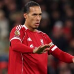 Virgil van Dijk z Liverpoolu gestikuluje počas zápasu Premier League medzi Liverpoolom a Leedsom United