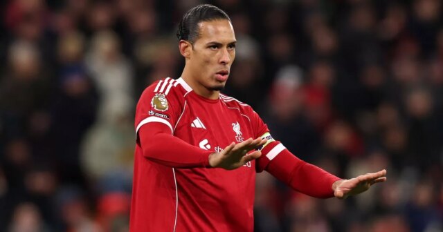 Virgil van Dijk z Liverpoolu gestikuluje počas zápasu Premier League medzi Liverpoolom a Leedsom United