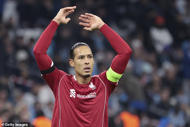 Virgil van Dijk sa vracia k „neúctivému“ reportérovi, ktorý sa Virgil van Dijk skočil na obranu svojho manažéra po „neúctivých“ komentároch na adresu Arne Slotu
