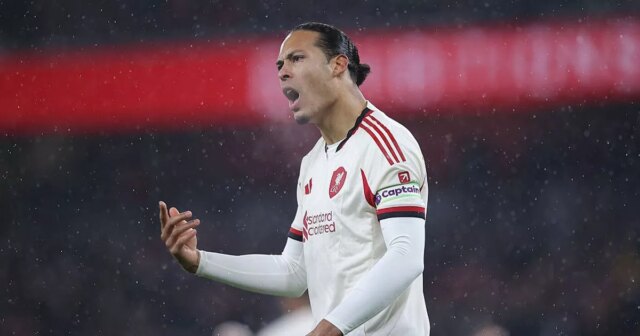 Virgil van Dijk vydal po incidente s Conorom Bradleym trojslovný Kapitán Liverpoolu Virgil van Dijk