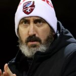 Jonathan Greening, manažér Scarborough Athletic, sleduje zápas prvého kola Emirates FA Cupu medzi Forest Green Rovers a Scarborough Athletic na The New Lawn 14. novembra 2023 v Nailsworth v Anglicku.