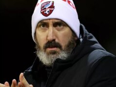 Víťaz Ligy majstrov Man Utd teraz vyzerá na nepoznanie ako manažér mimoligového klubu Jonathan Greening, manažér Scarborough Athletic, sleduje zápas prvého kola Emirates FA Cupu medzi Forest Green Rovers a Scarborough Athletic na The New Lawn 14. novembra 2023 v Nailsworth v Anglicku.