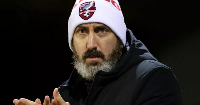 Jonathan Greening, manažér Scarborough Athletic, sleduje zápas prvého kola Emirates FA Cupu medzi Forest Green Rovers a Scarborough Athletic na The New Lawn 14. novembra 2023 v Nailsworth v Anglicku.