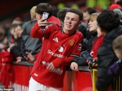 Vnútri vzostupu Kai Rooneyho k hraniu na Old Trafford: Prečo povedal Wayneovi, aby prestal chodiť na zápasy, jeho „široké“ nohy, presťahovanie sa do Man City – a späť – učenie sa španielčiny… a diéta ako jeho otec! Kai Rooney sa prvýkrát predstavil ako hráč na Old Trafford v piatok večer