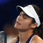 Stefanos Tsitsipas a Billy Harris si po zápase United Cup podávajú ruky