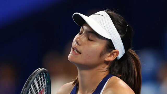 Stefanos Tsitsipas a Billy Harris si po zápase United Cup podávajú ruky