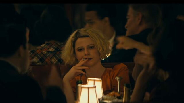 Christian Bale a Jessie Buckley v traileri k filmu (obrázok cez YouTube/Warner Bros.)