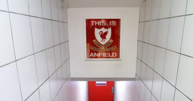 Paul Konchesky podpisuje zmluvu s futbalovým klubom Liverpool na tréningovom ihrisku Melwood 