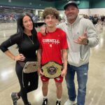 Stredoškolský šampión v zápasení Anthony Knox Jr. (v strede) bol obvinený z jednoduchého napadnutia kvôli divokej bitke, do ktorej bol zapletený jeho otec Anthony Knox Sr. (vpravo).