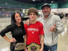 Vychádzajúca wrestlingová hviezda a otec odsúdený za divokú bitku na strednej škole v New Jersey Stredoškolský šampión v zápasení Anthony Knox Jr. (v strede) bol obvinený z jednoduchého napadnutia kvôli divokej bitke, do ktorej bol zapletený jeho otec Anthony Knox Sr. (vpravo).