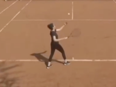 Výkon tenistky s divokou kartou v turnaji s hodnotou 22 000 libier prinútil divákov premýšľať, či je to jej prvý zápas Download app from appStore