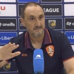 Šéf Brisbane Michael Valkanis (na snímke) sa pustil do mimoriadnej reči po tom, čo jeho tím na Silvestra vyhral 2:1 proti Central Coast Mariners.