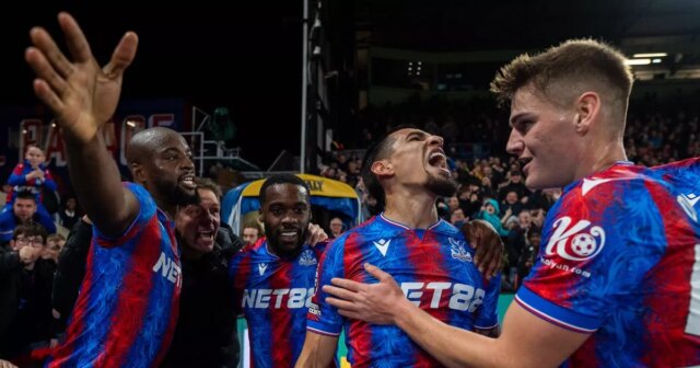 Oliver Glasner, manažér Crystal Palace a Daniel Munoz z Crystal Palace tlieskajú fanúšikom po zápase Premier League medzi Evertonom a Crystal Palace na štadióne Hill Dickinson