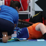 Felix Auger-Aliassime odchádza z kurtu na Australian Open