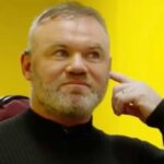 MILÁNO, TALIANSKO - 6. MÁJ: Bývalý profesionálny futbalista a súčasný TV Pundit Wayne Rooney sleduje pred semifinálovým zápasom druhej časti Ligy majstrov UEFA 2024/25 medzi FC Internazionale Milano a FC Barcelona na štadióne Giuseppe Meazza 6. mája 2025 v Miláne v Taliansku. (Foto: Marco Luzzani/Getty Images)