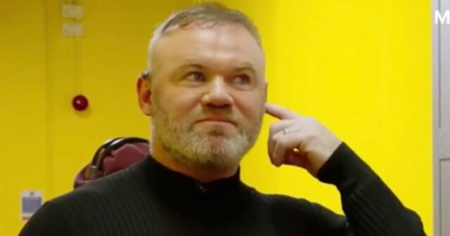 MILÁNO, TALIANSKO - 6. MÁJ: Bývalý profesionálny futbalista a súčasný TV Pundit Wayne Rooney sleduje pred semifinálovým zápasom druhej časti Ligy majstrov UEFA 2024/25 medzi FC Internazionale Milano a FC Barcelona na štadióne Giuseppe Meazza 6. mája 2025 v Miláne v Taliansku. (Foto: Marco Luzzani/Getty Images)