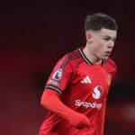 Wayne Rooney sleduje, ako syn Kai debutuje na Old Trafford, keď sa vracia ikonický spev