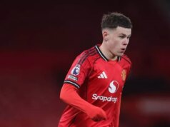 Wayne Rooney sleduje, ako syn Kai debutuje na Old Trafford, keď sa vracia ikonický spev Wayne Rooney sleduje, ako syn Kai debutuje na Old Trafford, keď sa vracia ikonický spev