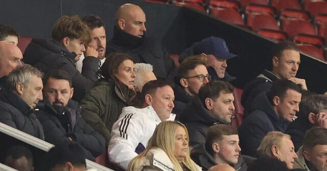 Wayne a Coleen Rooney sledujú, ako syn Kai (16) debutuje na Old Trafford
