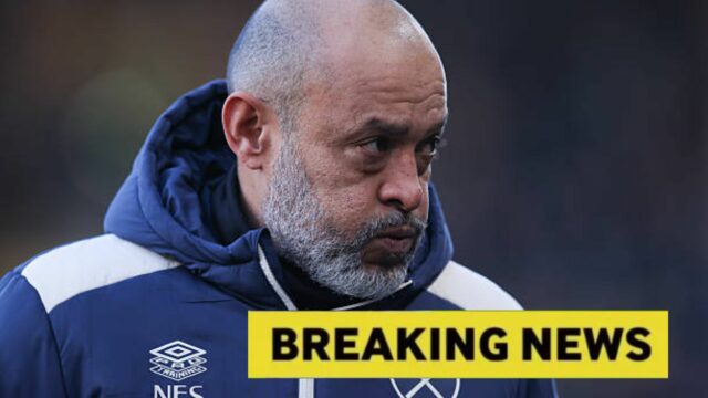 Guido Rodriguez z West Ham United tlieska fanúšikom na konci zápasu Premier League medzi Manchester City a West Ham United na Etihad...