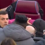 Stredopoliar Sunderlandu Granit Xhaka bol pristihnutý pri hádke s fanúšikom počas prehry s West Hamom