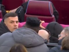 West Ham vs Sunderland sa zastavil, keď sa Granit Xhaka zapojil do zúrivého sporu s fanúšikmi Stredopoliar Sunderlandu Granit Xhaka bol pristihnutý pri hádke s fanúšikom počas prehry s West Hamom