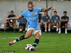 Wolves skúmajú januárovú dohodu pre Kalvina Phillipsa, Aston Villa pokračuje s prestupom za Rubena Loftusa-Cheeka… a obranca Man United mieri do Norwichu: TRANSFER WINDOW WATCH Kalvin Phillips, 30, sa pripojil k Manchestru City v roku 2022 a Wolves sa vrátili tento mesiac