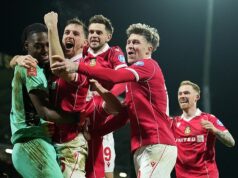 Wrexham 3-3 Nottingham Forest (4-3 PENS): Arthur Okonkwo je hrdinom, keďže strana šampionátu podporovaná Hollywoodom spôsobila obrovské rozrušenie FA Cupu pred jubilujúcim spolumajiteľom Ryanom Reynoldsom Wrexham spôsobil rozrušenie FA Cupu, keď na penalty vyradil Nottingham Forest