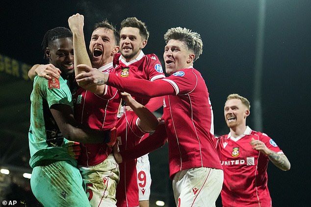 Wrexham 3-3 Nottingham Forest (4-3 PENS): Arthur Okonkwo je hrdinom, Wrexham spôsobil rozrušenie FA Cupu, keď na penalty vyradil Nottingham Forest