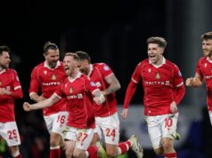 Wrexham získal skalp Nottingham Forest v klasickom FA Cupe ako Ryan Reynolds Hráči Wrexhamu oslavujú po tom, čo tímový kolega Arthur Okonkwo (bez obrázku) zachránil piatu penaltu od Omariho Hutchinsona