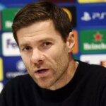LIVERPOOL, ANGLICKO - 5. NOVEMBER: Xabi Alonso, hlavný tréner Bayeru 04 Leverkusen hovorí pre médiá počas pozápasovej tlačovej konferencie po zápase fázy MD4 Ligy majstrov UEFA 2024/25 medzi Liverpool FC a Bayer 04 Leverkusen na Anfielde 45. novembra v Anglicku 202. (Foto: Naomi Baker - UEFA/UEFA cez Getty Images)